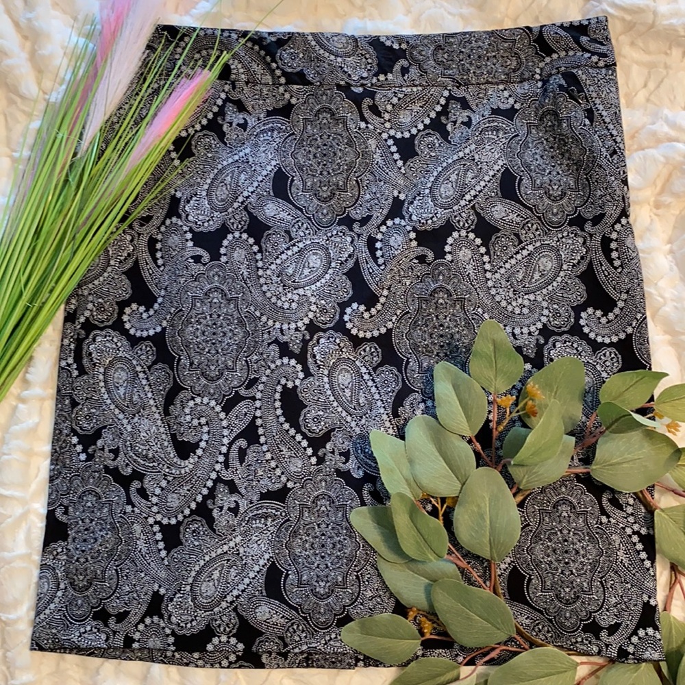 The Limited black with white paisleys design skirt